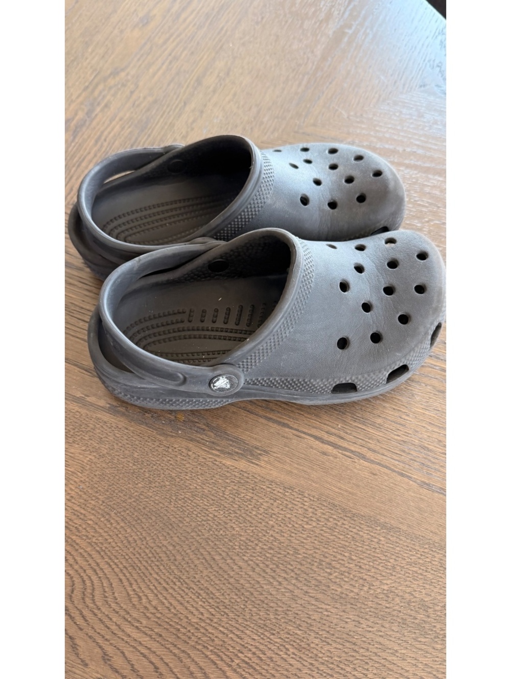 Crocs Classic Clogs in black - J1 and J2 🫠